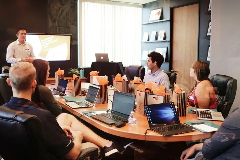 Equipo de una empresa reunido, asesorado por Novasur